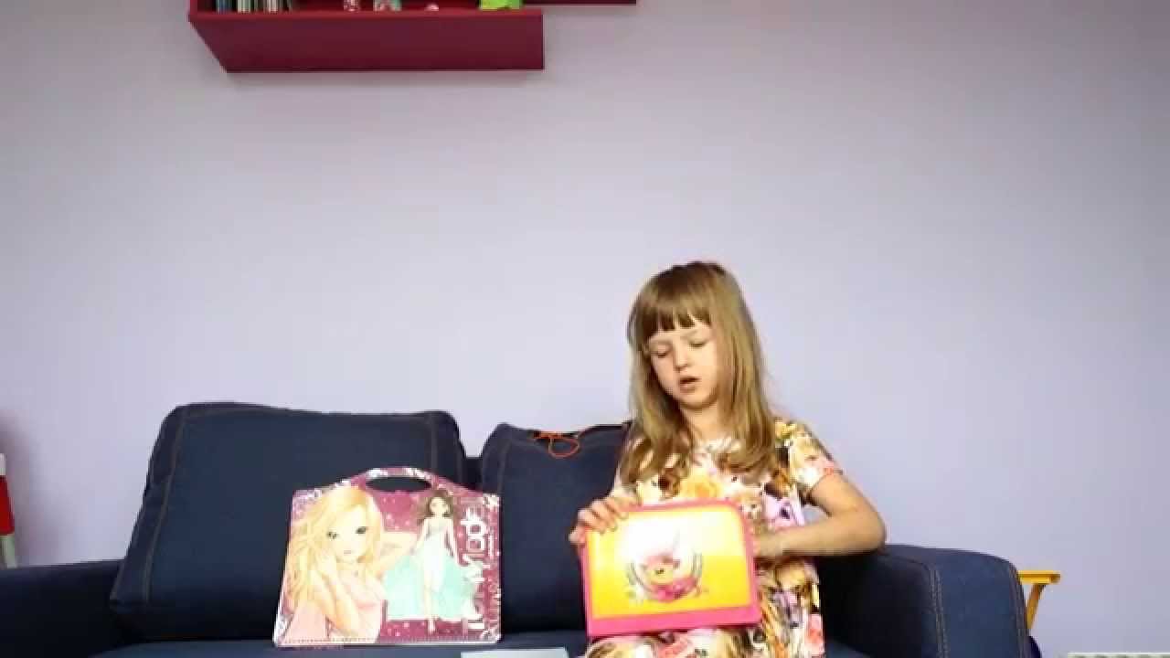 Alena prezentuje piórnik i wycinanki Top Model