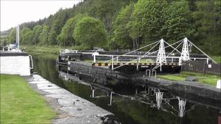 preview picture of video 'Crinan Canal - Dunardry Rolling Bridge'