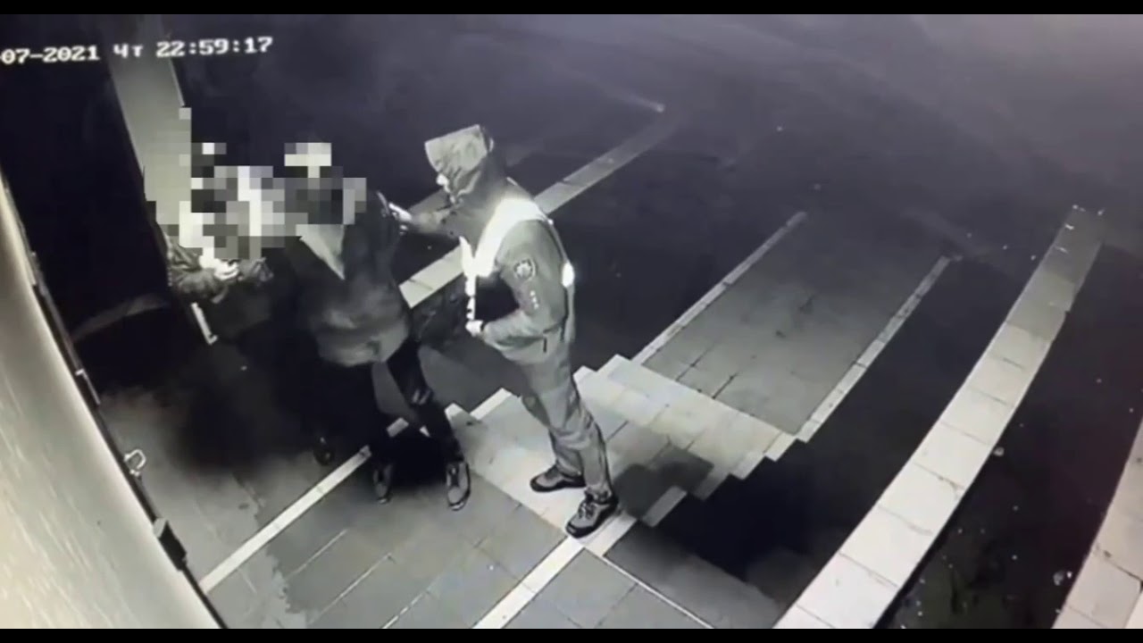 стеб над мужчинами. женщина насмехающаяся над мужчиной. мужики издеваются над пьяным мужиком. издевательство над бомжами. мужики издеваются над пьяным мужиком.