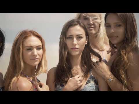 robin.Dance.Playa beach sunsunny day. oceano ocean water sand arena verano. chicas bikini song music