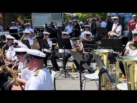 Kieler Woche 2025 Marinemusikkorps Ostsee spielt Copacabana (at the Copa) von Barry Manilow