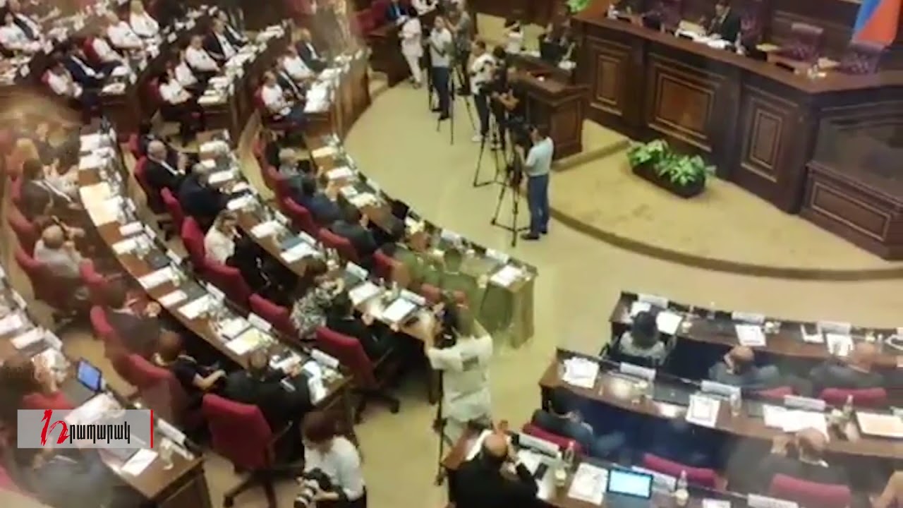 ՔՊ-ականները ծափ են տալիս ընդդիմադիրների համար