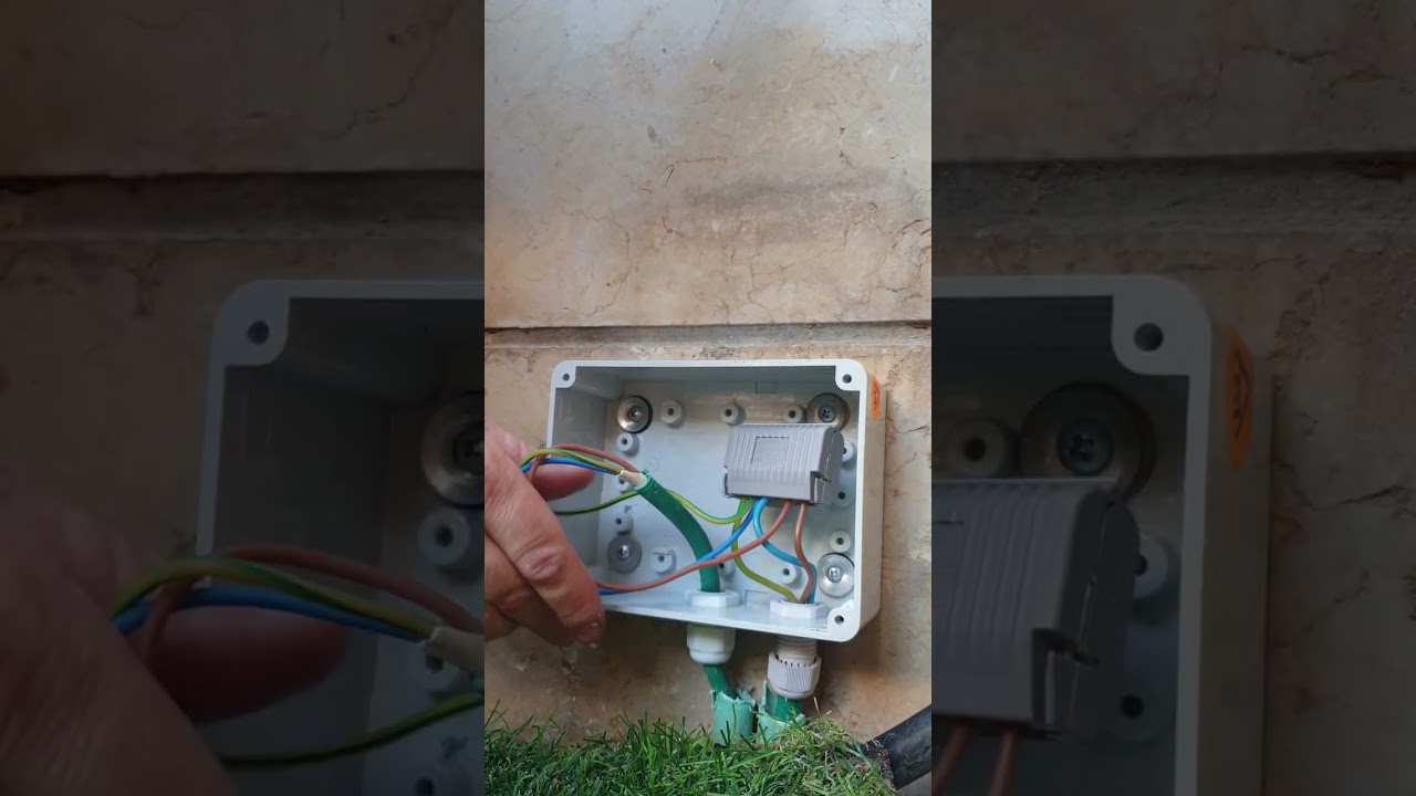 איטום מהדקי חיבור מהירים בתוך קופסאת חיבורים. 