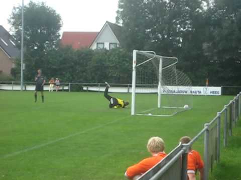 Dennis Dijkstra scoort vanaf de stip op Jan Boersma toernooi 2009