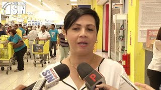 Supermercados abarrotados de clientes comprando comida por efectos que pueda dejar Irma