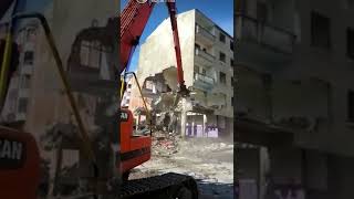 sürpriz sonlu bina yıkımı.