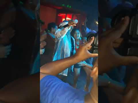 Zinnia en showcase au safari bar❤