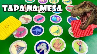 Tapa Na Mesa Dos DINOSSAUROS! Tia Flá X Produção