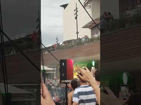 Miki Núñez cantando "La venda" en el centro comercial de Bonaire