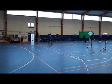 Steve Savidan en duel contre un joueur du Agneaux Football Club