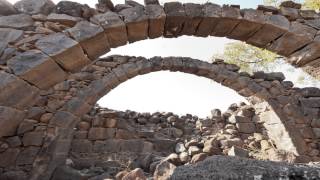 preview picture of video 'Tracking time lapse under stone arches'