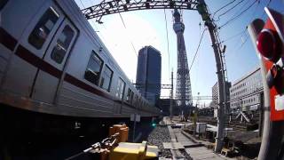 preview picture of video '東京スカイツリーと東武伊勢崎線の踏切'