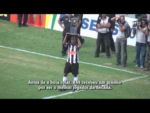 Ronaldinho emocionado leva a massa a loucura