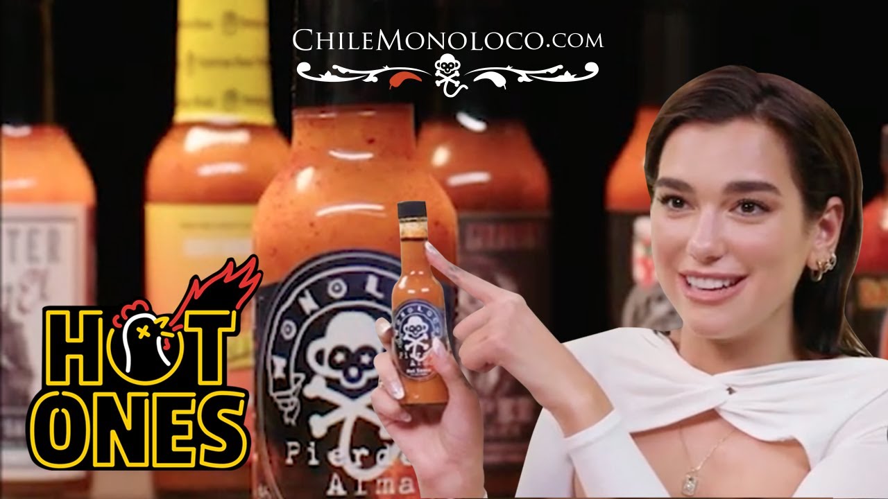 Dua Lipa probando la salsa picante PierdeAlmas de Chile Monoloco en Hot Ones temporada 12.