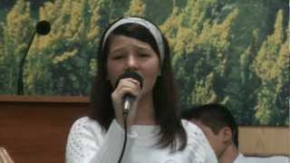 preview picture of video 'Andreea Cazacu - Au venit magii-n graba'