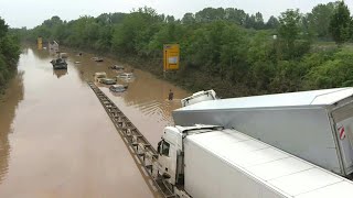 [討論] 德國救災人員清走高速公路上泡水的車輛