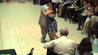 NATALIA ALMADA Y PEDRO OCHOA BAILANDO LA MILONGA "ENTRE PITADA Y PITADA" EN SI TANGO
