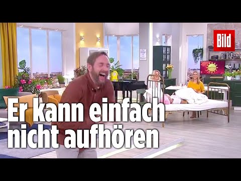 Live im TV: Moderator bekommt während der Sendung einen irren Lachanfall