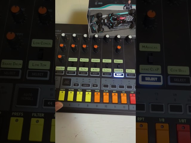Vídeo relacionado con Behringer RHYTHM DESIGNER RD-8 MKII Caja de ritmos analógica clásica con 16 sonidos de batería, secuenciador de 64 pasos, diseñador de ondas y filtro de modo dual
