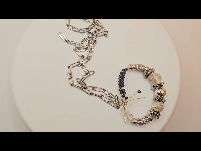 عقد فضي بتعليقة مبتكرة