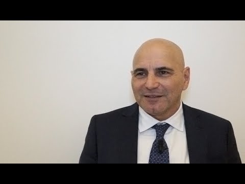 Mani male nel video spalla Alleviare il dolore nei infiammazione delle articolazioni