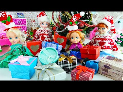 Elsa and Anna toddlers open their Christmas presents!