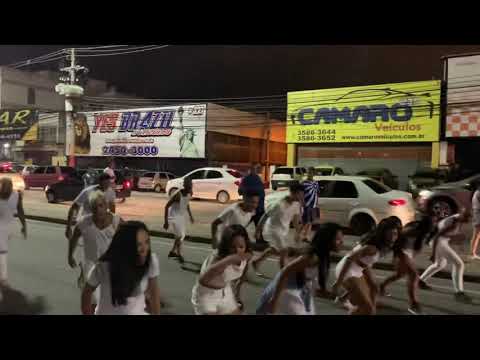 Portela 2020: comissão de frente e casal de mestre-sala e porta-bandeira no ensaio de rua