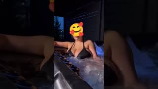 黒ビキニ姿の巨乳美女がおっきな巨乳をたっぷんさせてる！