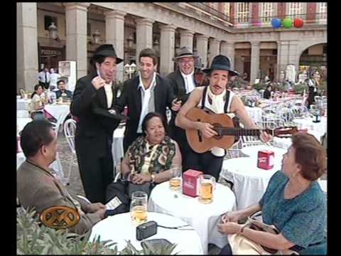 Los tangueros cantan tangos en La plaza Mayor - Videomatch