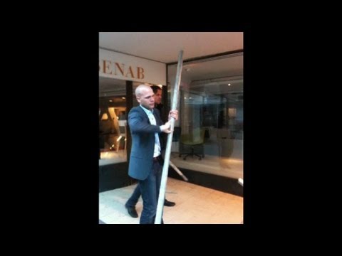 SD-toppar beväpnade sig med järnrör