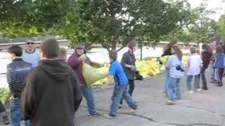 preview picture of video 'Cannon River Flooding Northfield Sandbagging 9/24/10'