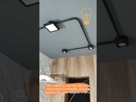 Iluminação estiloso industrial no banheiro.