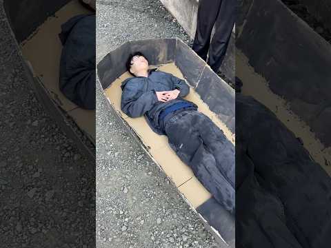 息子の行動に父親は耐えきれずじぶんの過ちを後悔して涙を流した