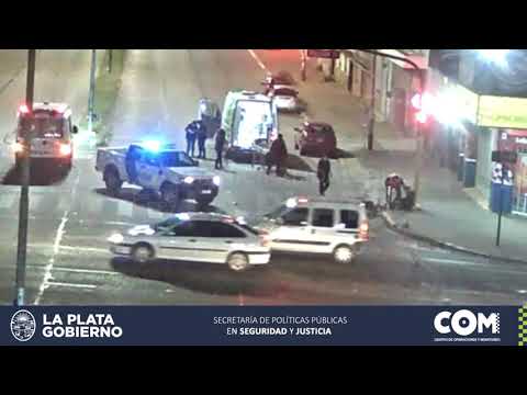 Brutal choque de motos en Avenida 44: pasó con el semáforo en rojo y casi provoca una tragedia