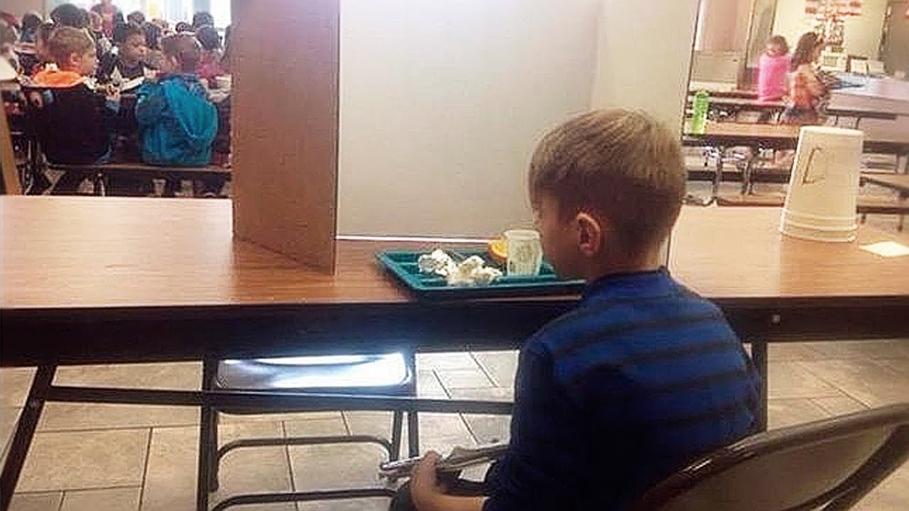 Uma Mãe Visitou Seu Filho na Hora da Merenda. Ela Viu o que os Professores Fizeram e Ficou Indignada