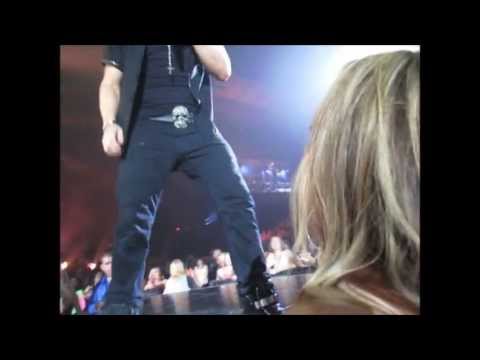 @Donnie Wahlberg kisses fan during single at chicago 7/19 @fullservicebaby Best kiss