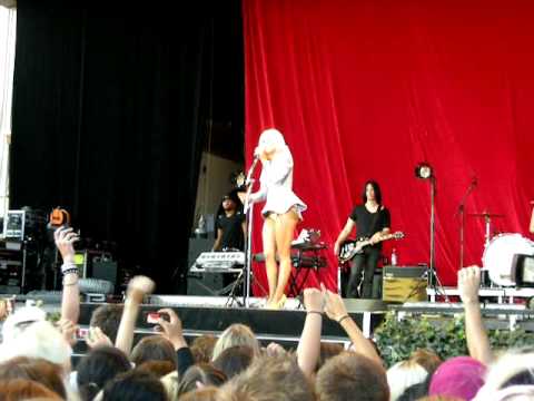 Lady Gaga grönan "red one is here"