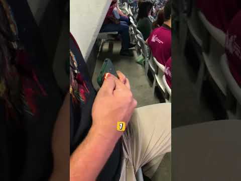 🔦😱Telefon feneriyle arkadaşına sinyal gönderiyordu!