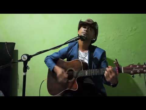 João Salustiano tocando violão