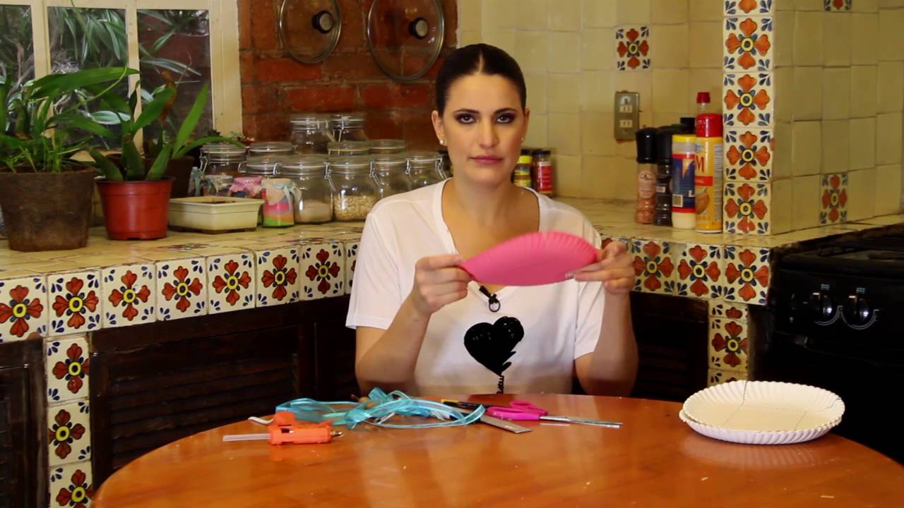 Charola para dulces con platos de carton para fiesta