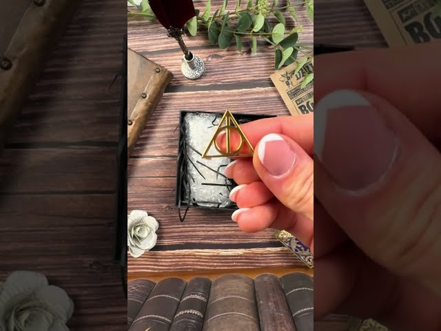 Vídeo relacionado con Harry Potter Anillo de metal dorado con caja de regalo.