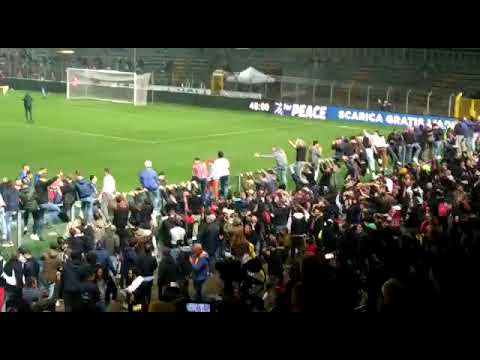 LA CREMONESE FESTEGGIA AL SINIGAGLIA CON I TIFOSI: PROMOZIONE IN SERIE A, ENTUSIASMO ALLE STELLE