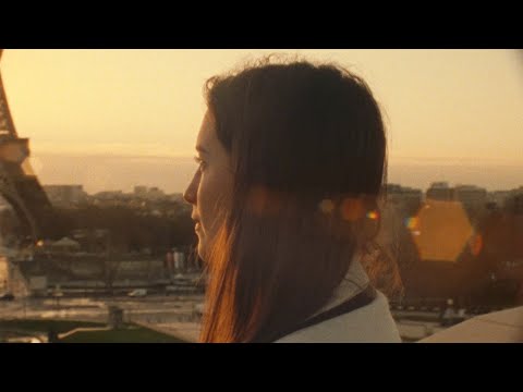 Lou de la Falaise - Laisse Courir (Clip officiel)