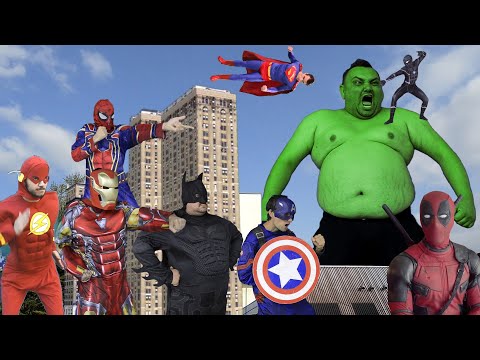 Superheroes VS Giant Hulk