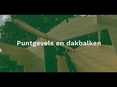 Montage van de puntgevels en dakbalken bij een zadeldak blokhut