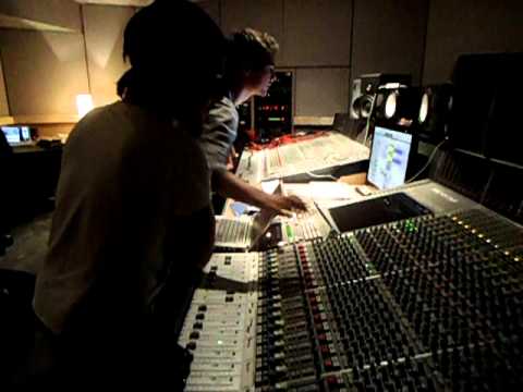 WAXDOLLS in the studio working on the track "Dingeling King" 2/3