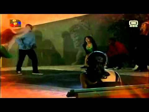 MCA8 - Marta canta "Sing it Back" na Rua