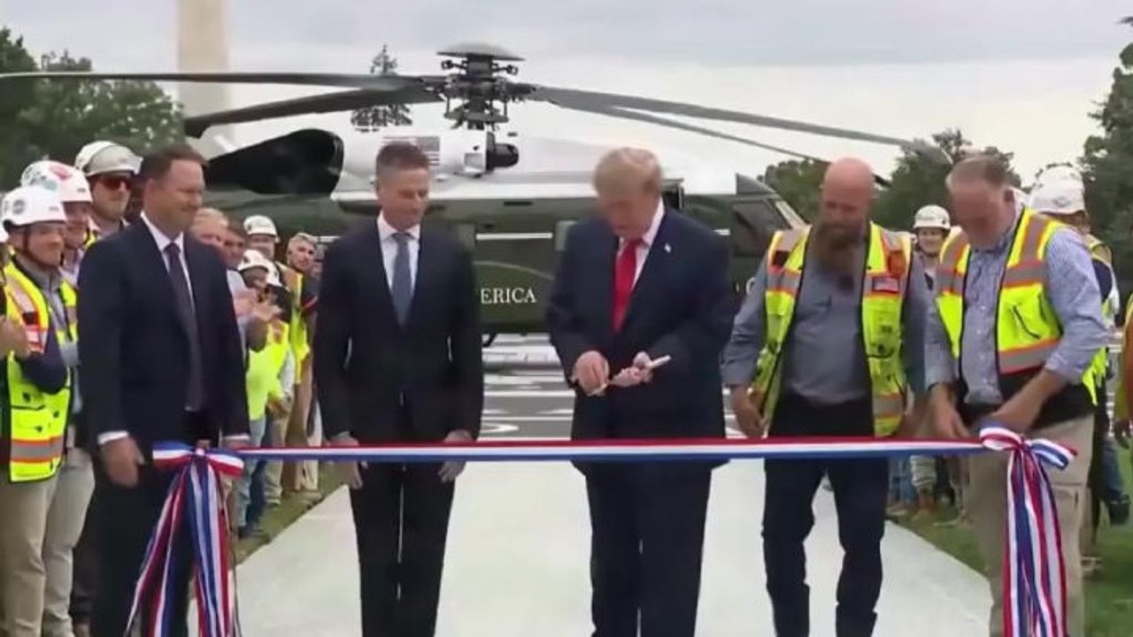 Trump inaugura il nuovo eliporto della Casa Bianca, ecco il taglio del nastro