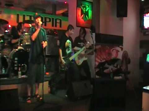 MOV022 TREVOR AINDOW BASS RICK VOCALS "SULTANS OF SWING"  PATTAYA, THAI.