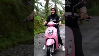Download lagu beautiful village girl learns to ride a matic motorbike #motormatic #beautiful mp3